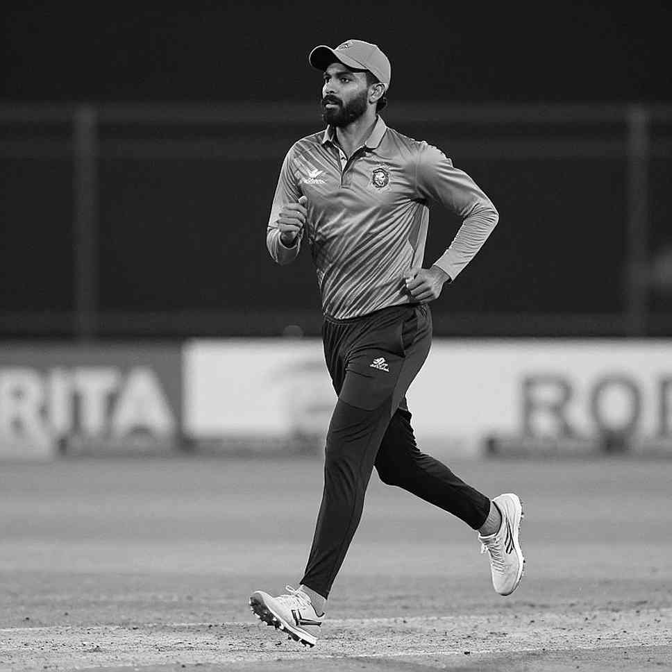 শেষ বলের নায়ক নয়, পঞ্চদশ ওভারের ধস: ব্রিসবেনে সিক্সার্স-হিট ম্যাচের আসল গল্প