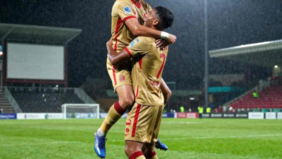 গোলপোস্ট গোলাপি, আসল ম্যাচ স্টেডিয়ামের বাইরে